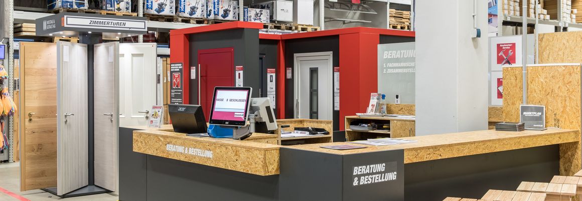 Ein Beratungs- und Kassenbereich in einem Baumarkt.